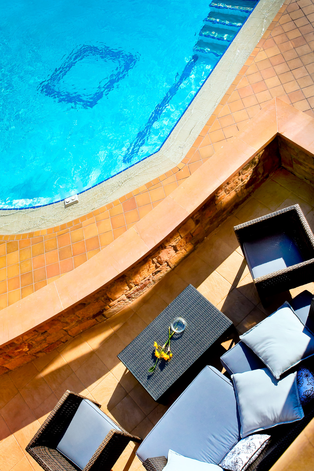 Sea View Resort - deo za sedenje pored bazena.jpg