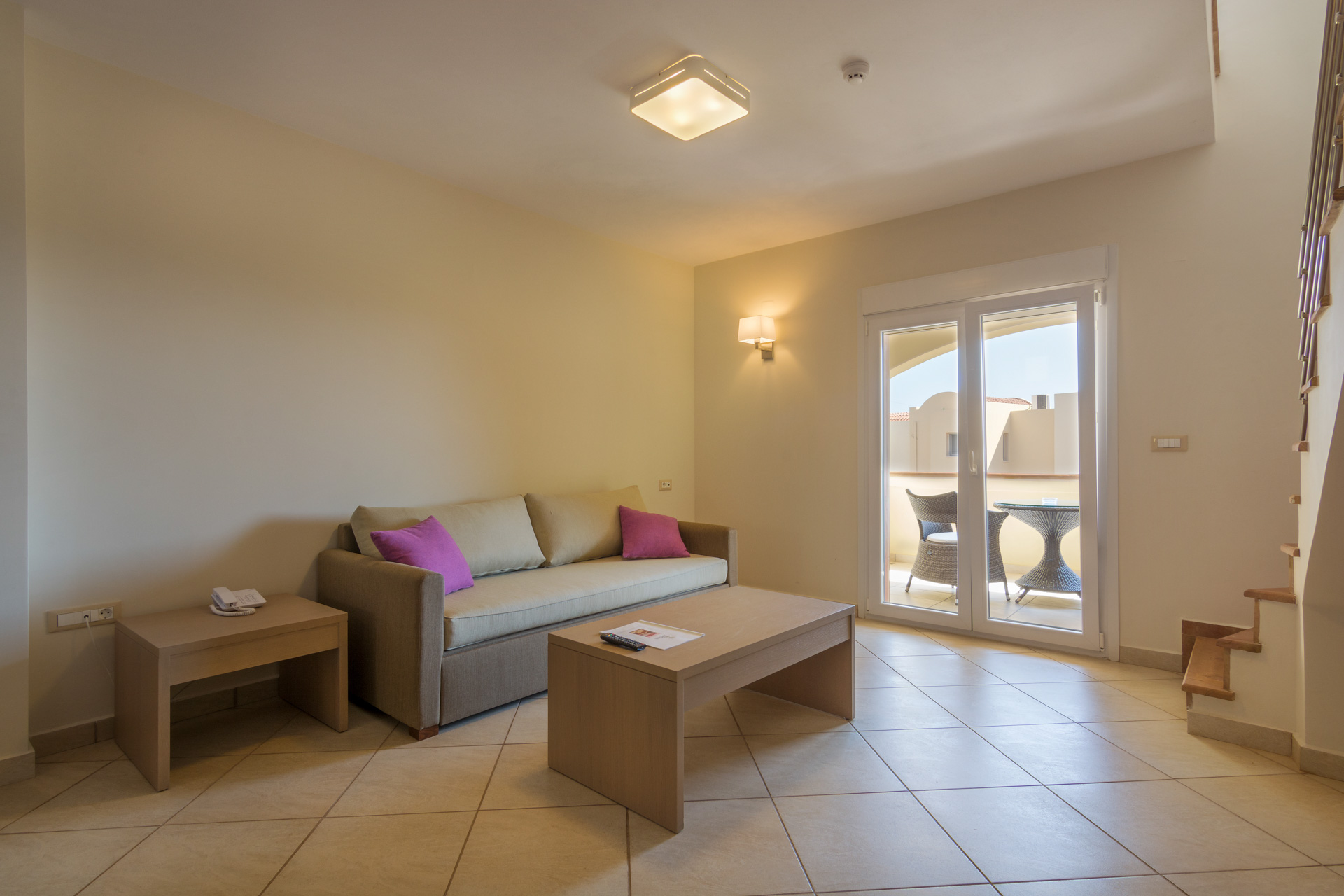Sea View Resort - deo za sedenje u sobi drugi ugao.jpg