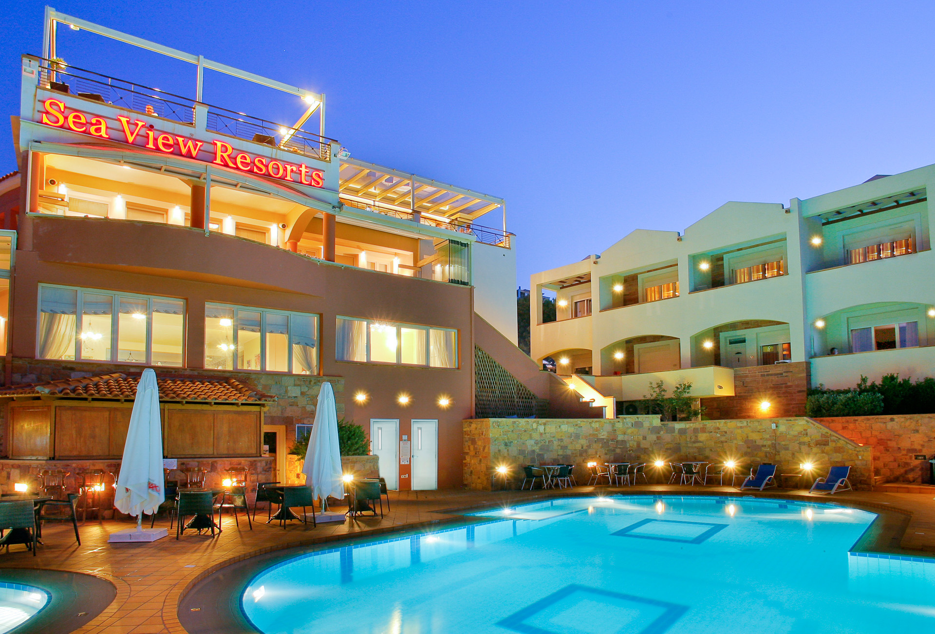 Sea View Resort - izgled spolja noću.jpg