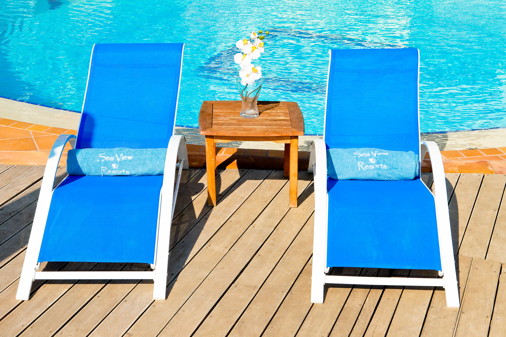 Sea View Resort - lezaljke pored bazena iz drugog ugla.jpg
