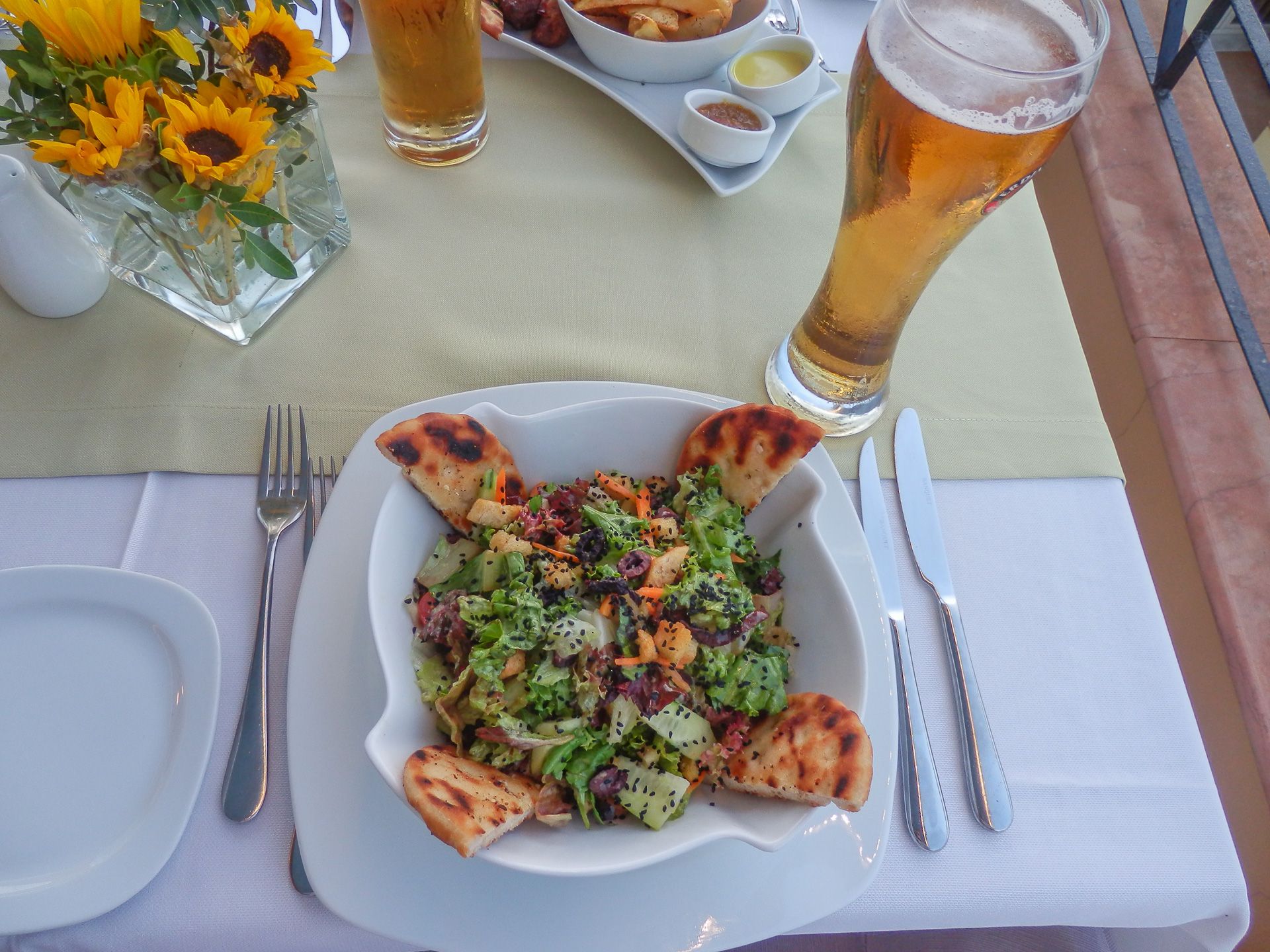 Sea View Resort - rucak i pivo.jpg
