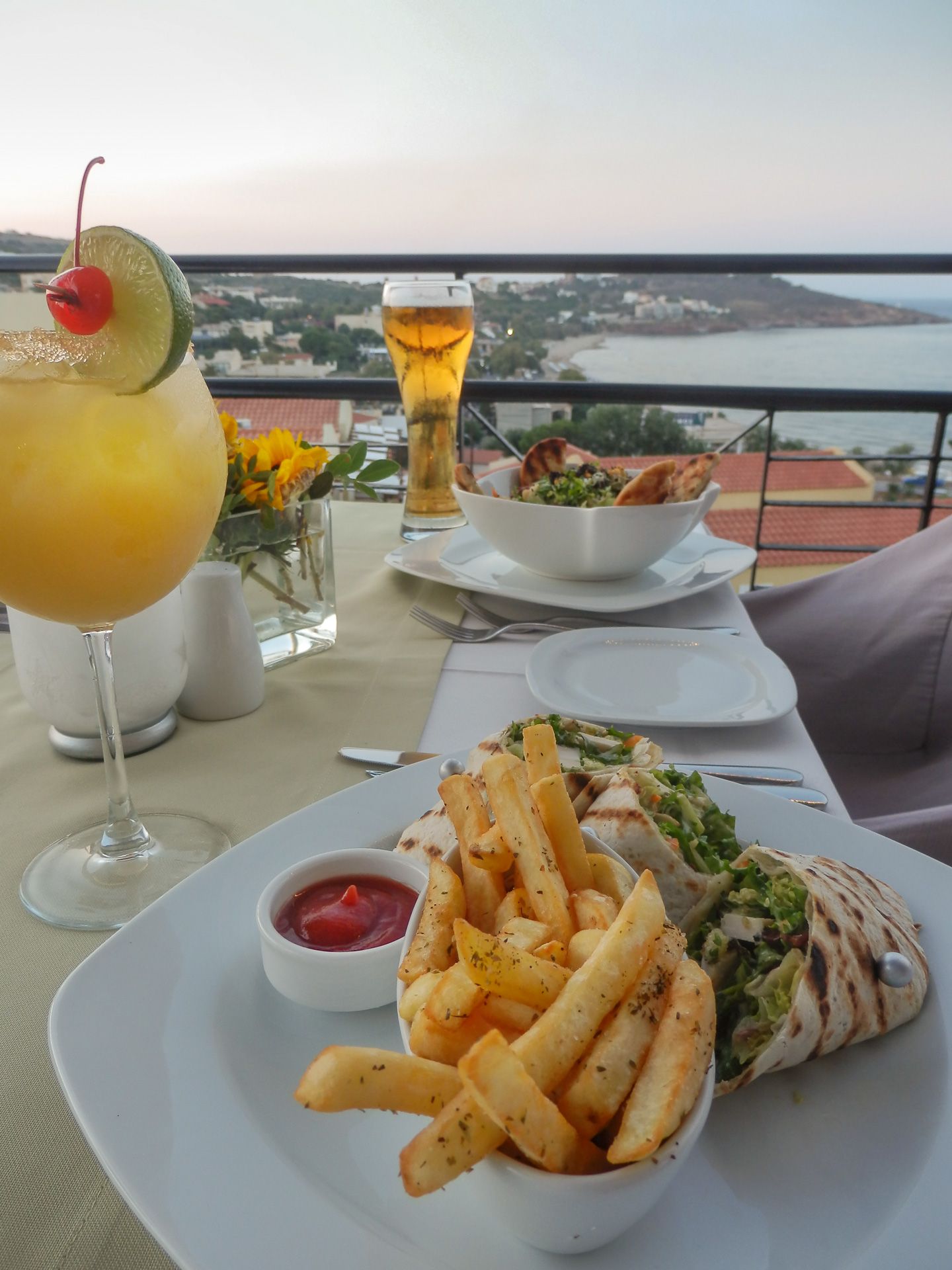 Sea View Resort - rucak sa pogledom na more.jpg
