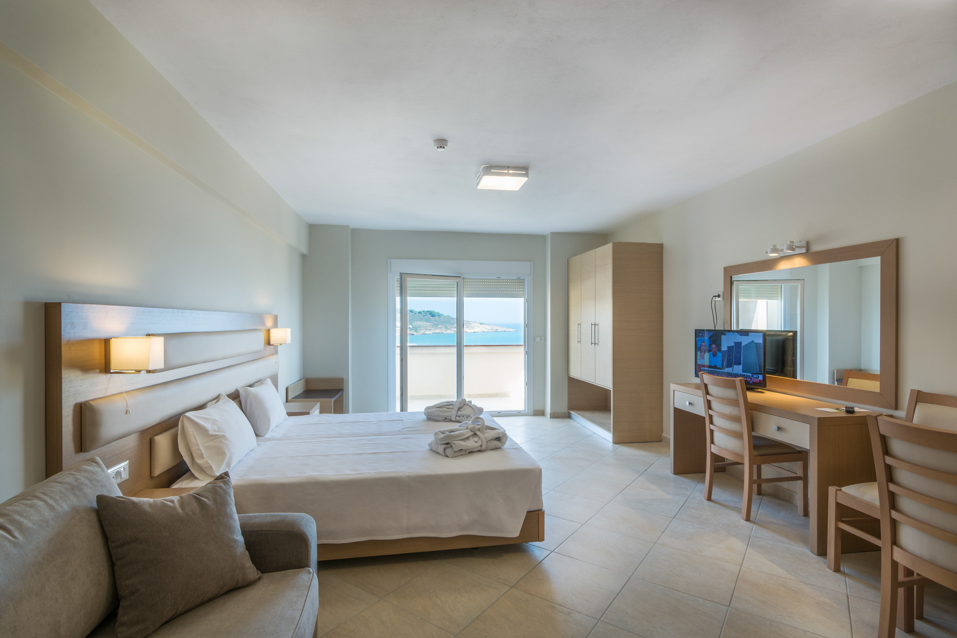 Sea View Resort - smeštajna jedinica sa francuskim lezajem.jpg