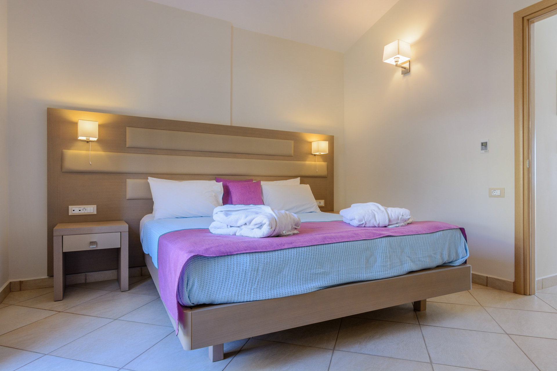 Sea View Resort - soba sa francuskim lezajem.jpg