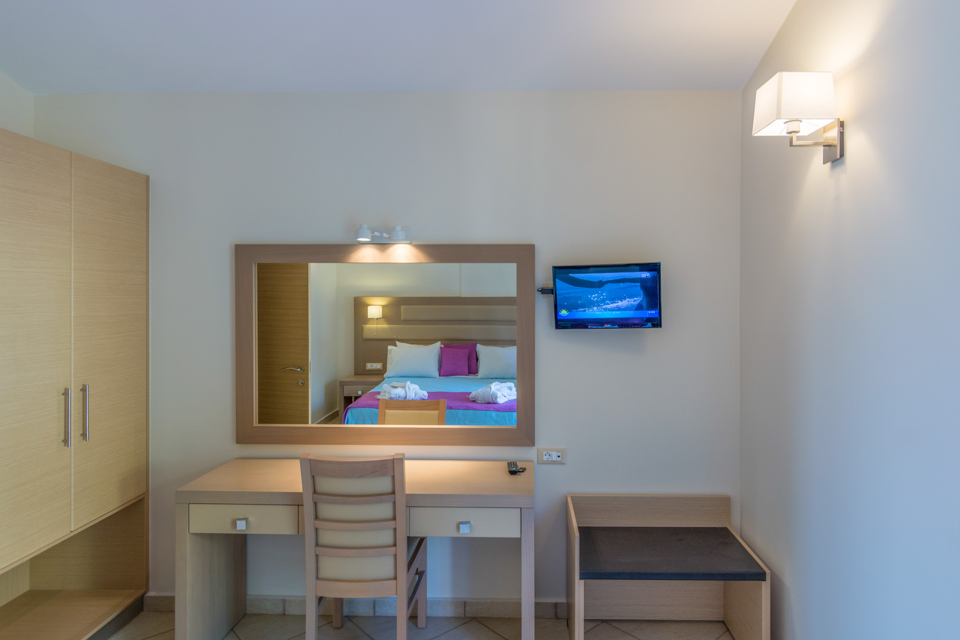 Sea View Resort - stocic sa ogledalom.jpg