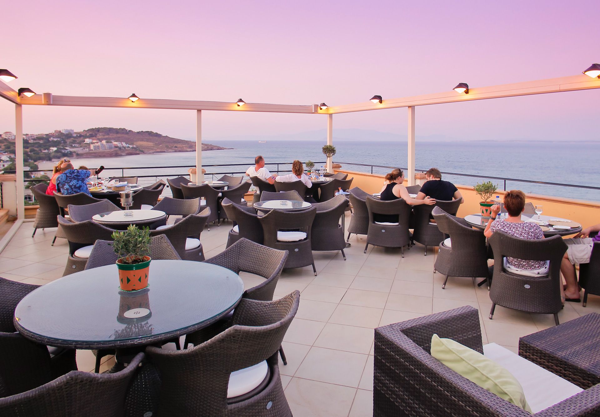 Sea View Resort - stolovi bara na balkonu.jpg
