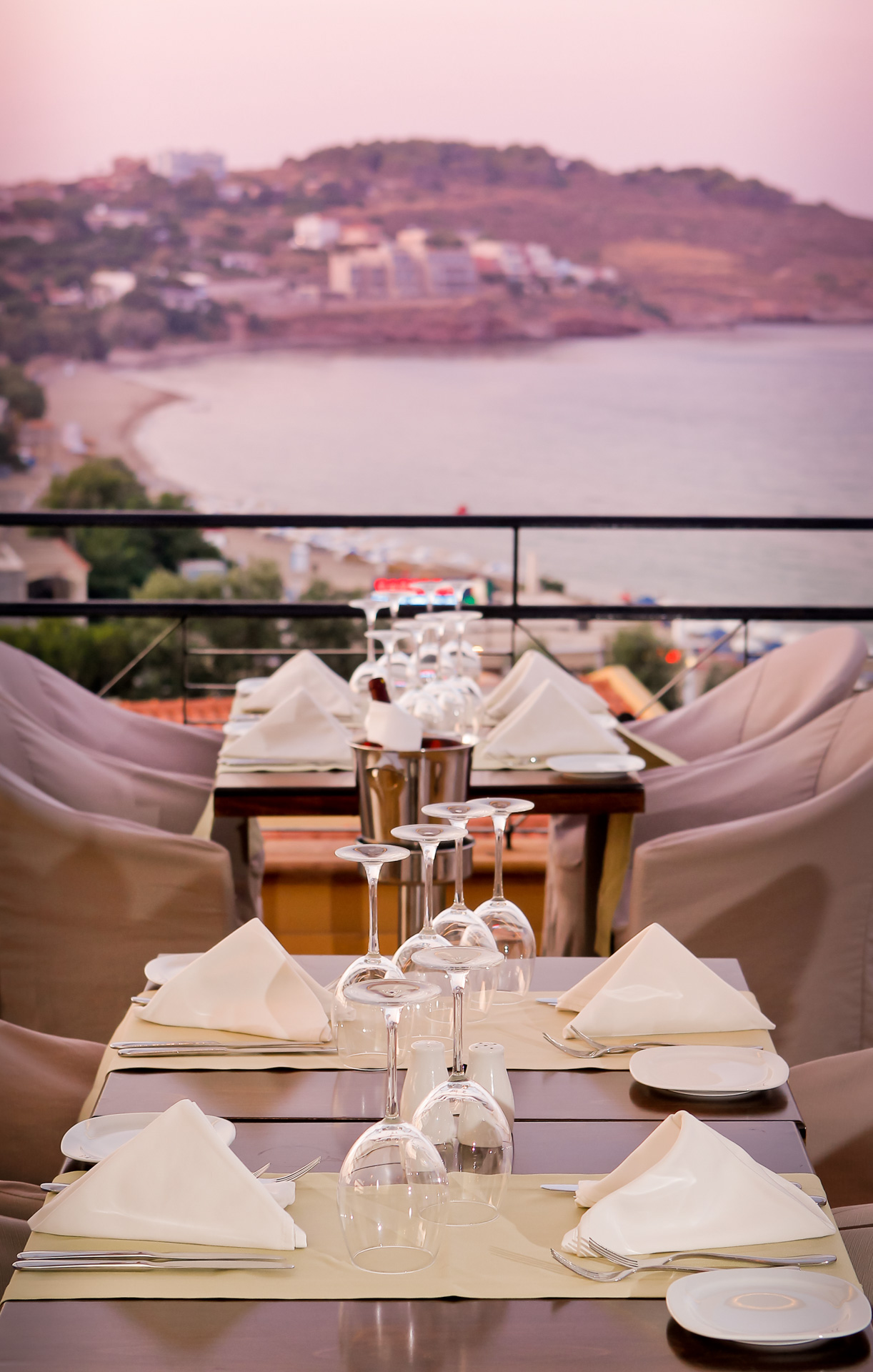 Sea View Resort - stolovi restorana.jpg