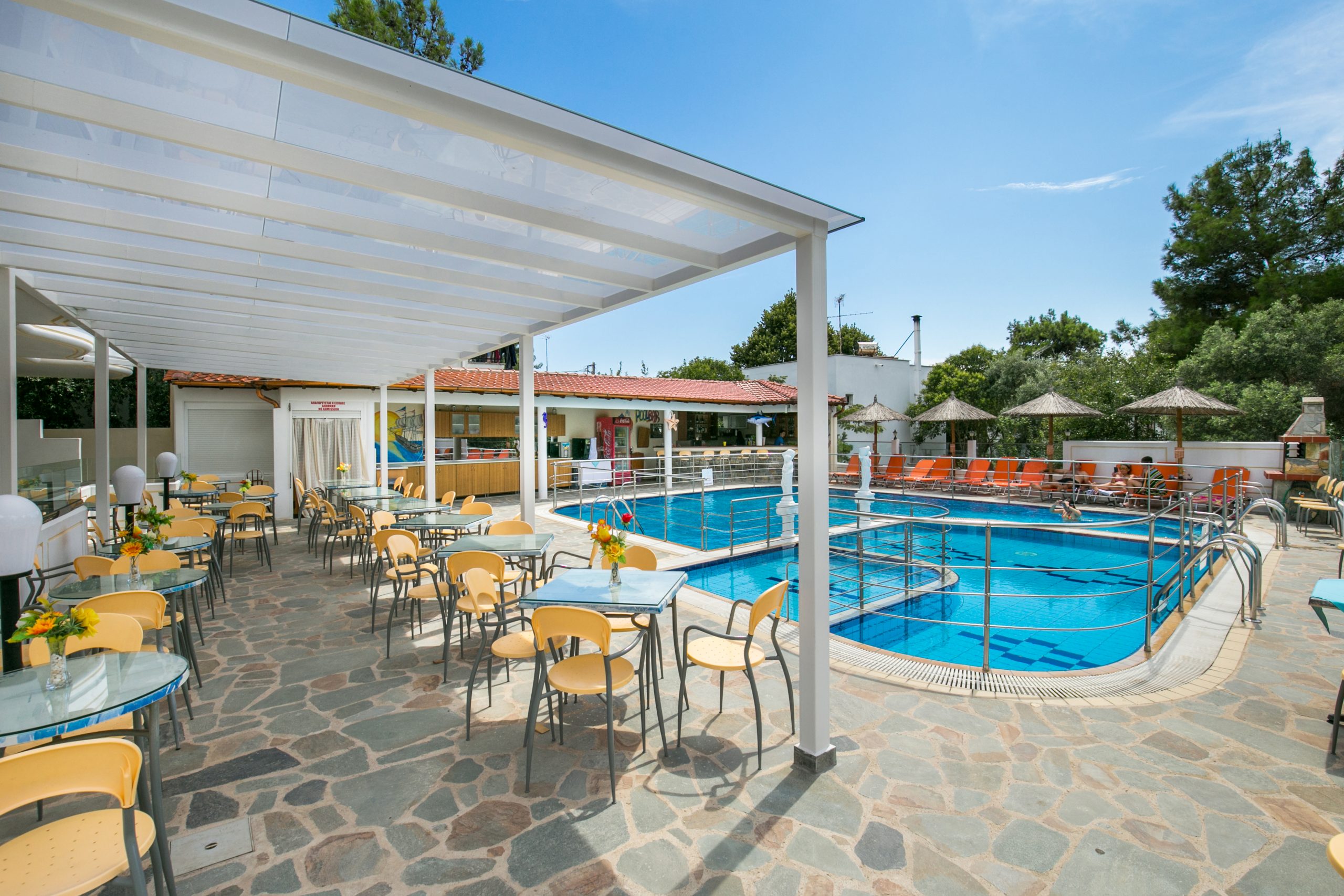 Sirines Hotel - bazen i restoran.jpg