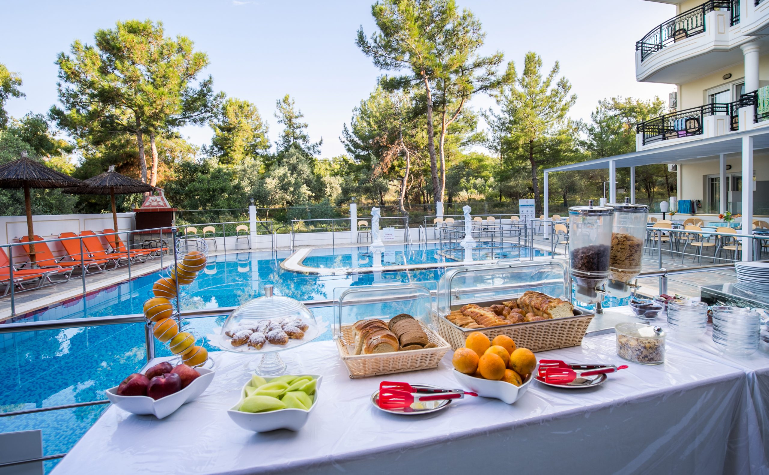 Sirines Hotel - švedki sto pored bazena.jpg
