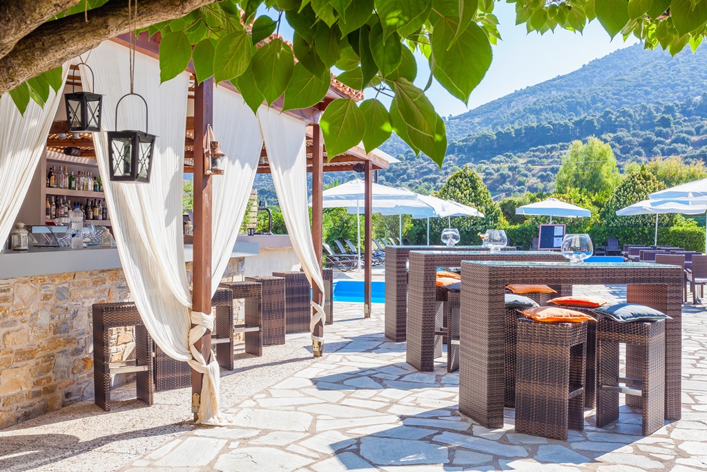 Skopelos Holidays Hotel _ Spa - bar pored bazena.jpg