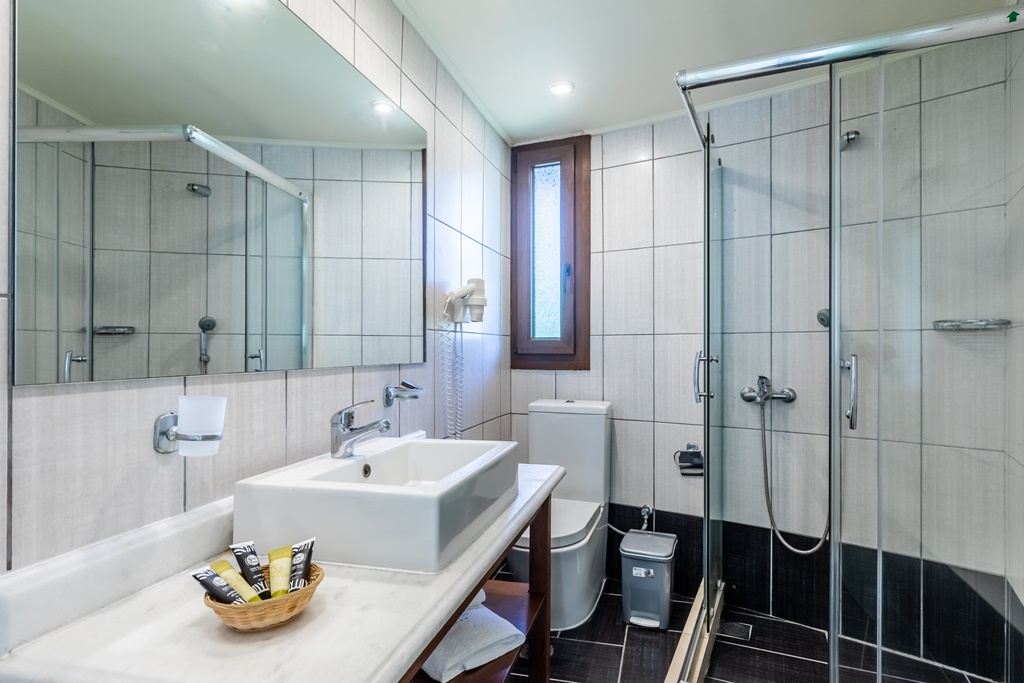 Skopelos Holidays Hotel _ Spa - bungalov kupatilo.jpg