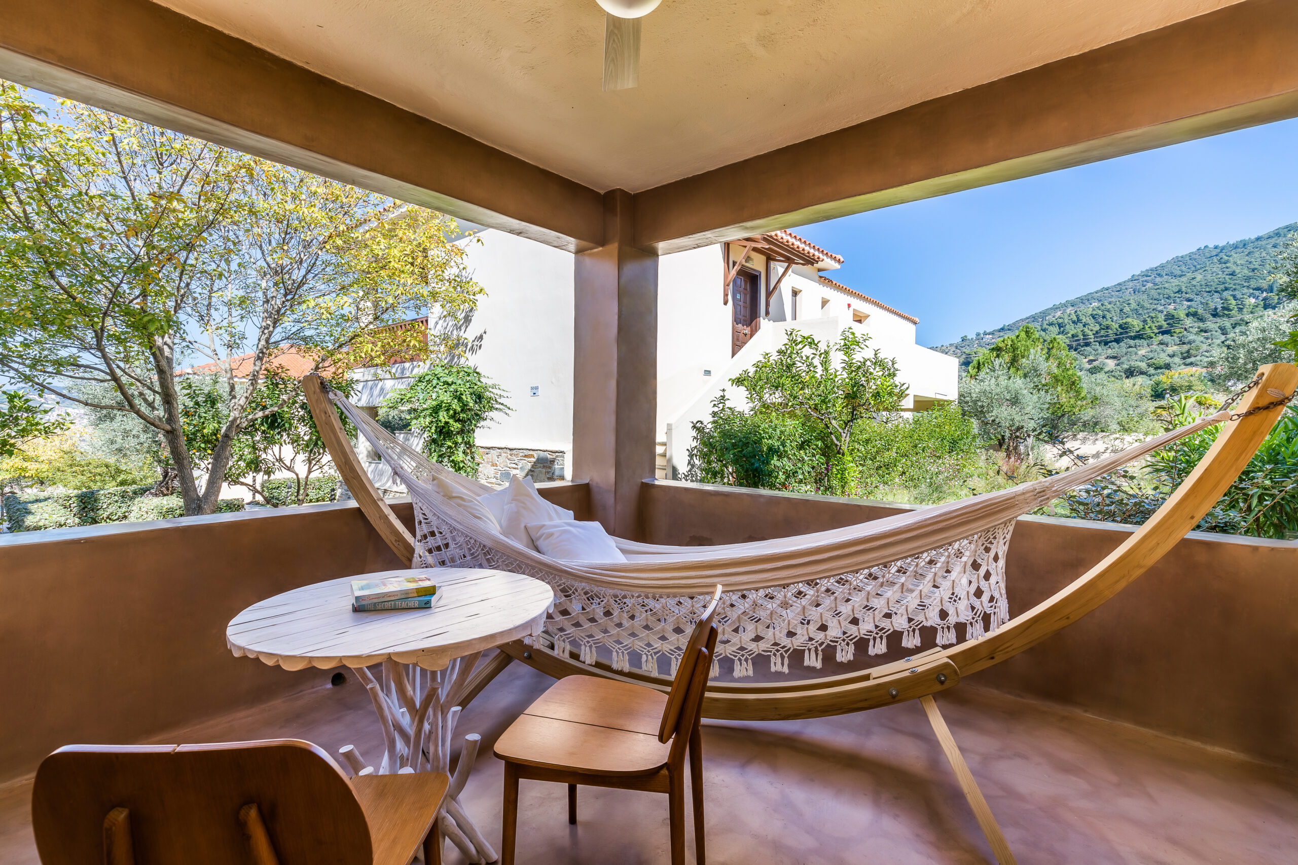 Skopelos Holidays Hotel _ Spa - lezaljka u deluxe suite.jpg