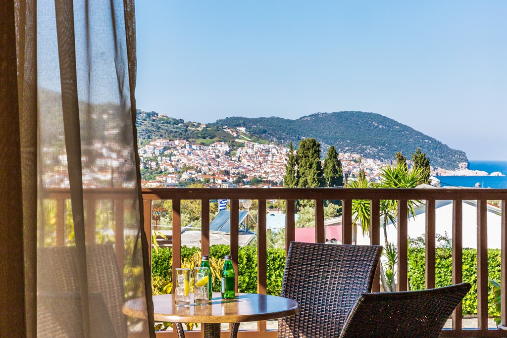 Skopelos Holidays Hotel _ Spa - pogled ka gradu sa balkona.jpg