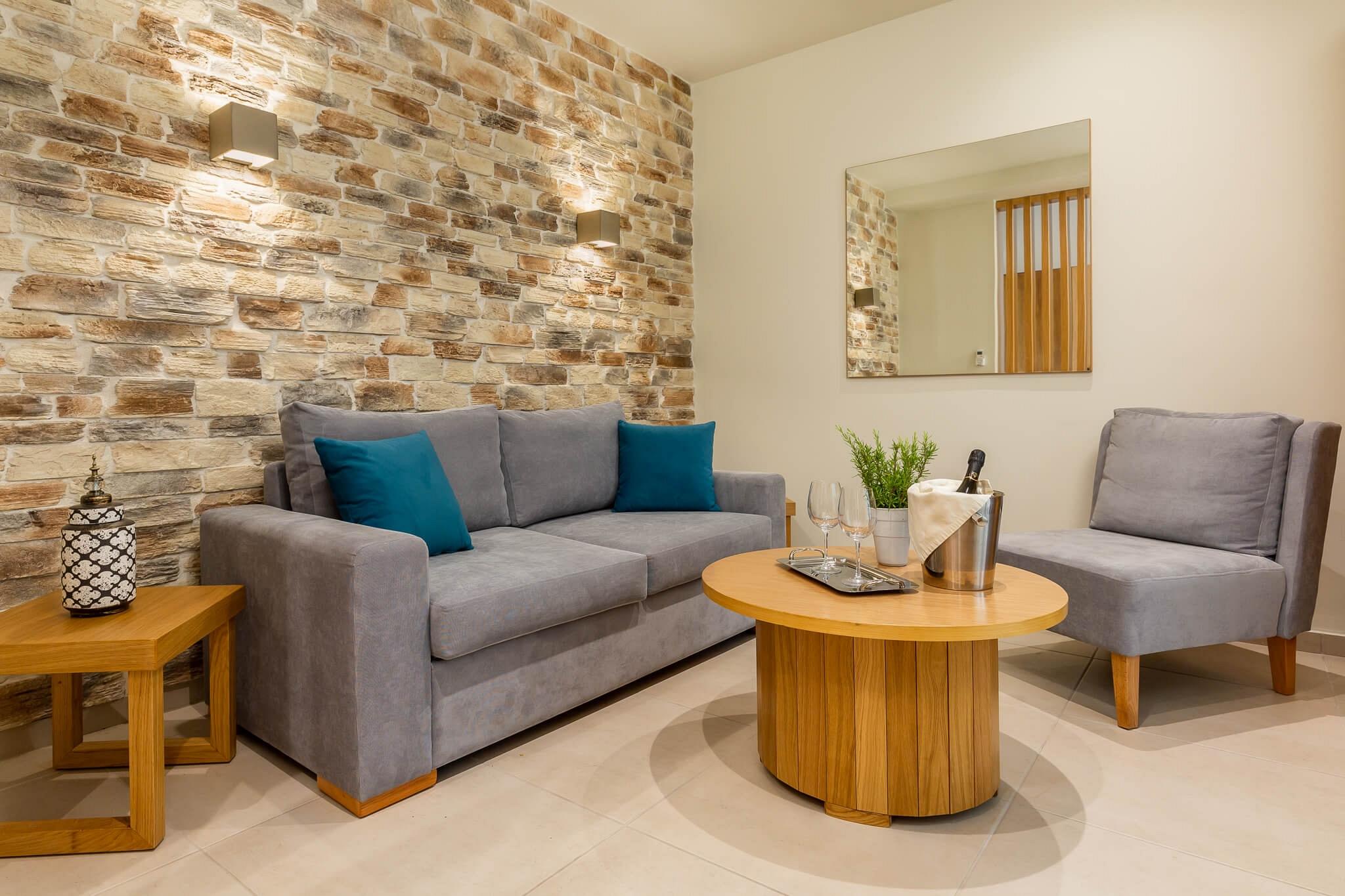 Skopelos Holidays Hotel _ Spa - suite deo za sedenje.jpg
