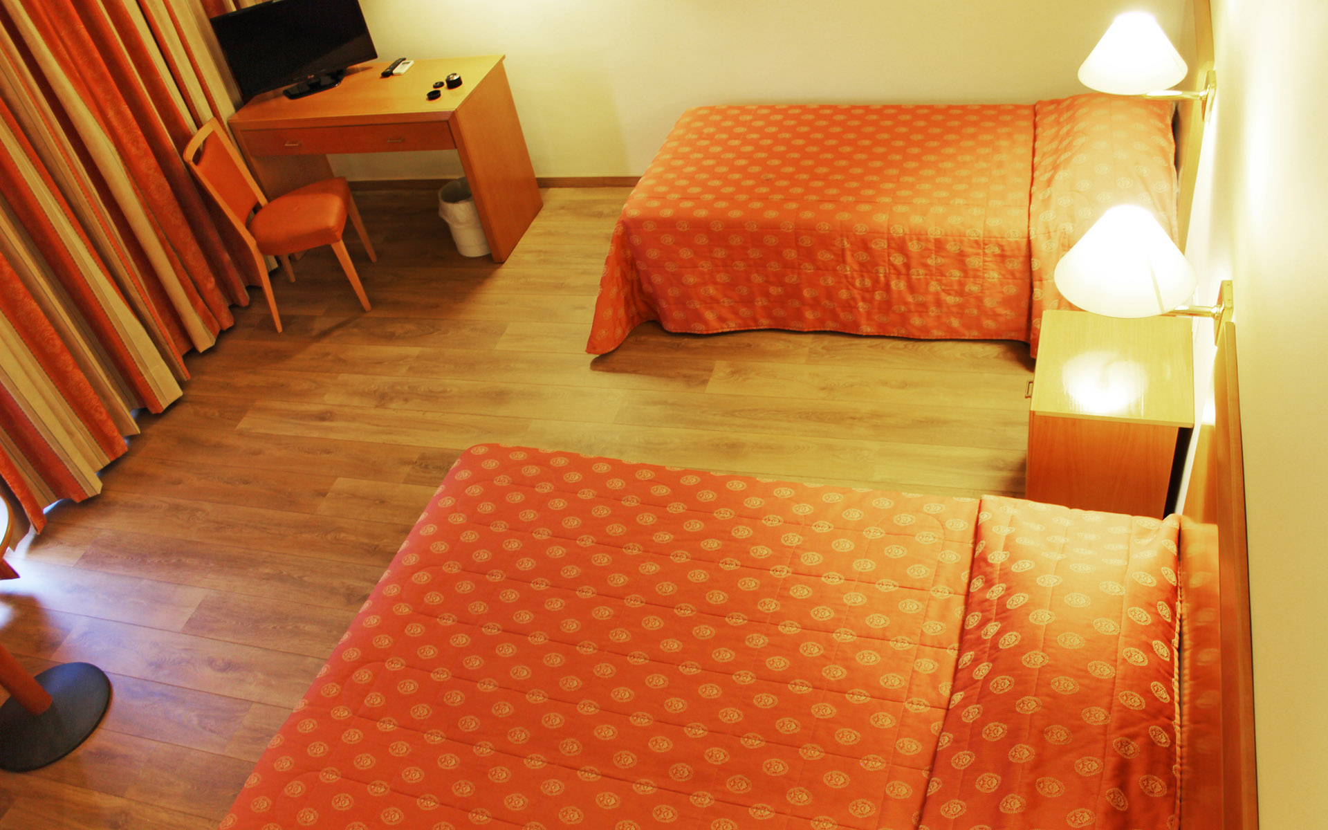 Strada Marina Hotel - dva francuska lezaja.jpg