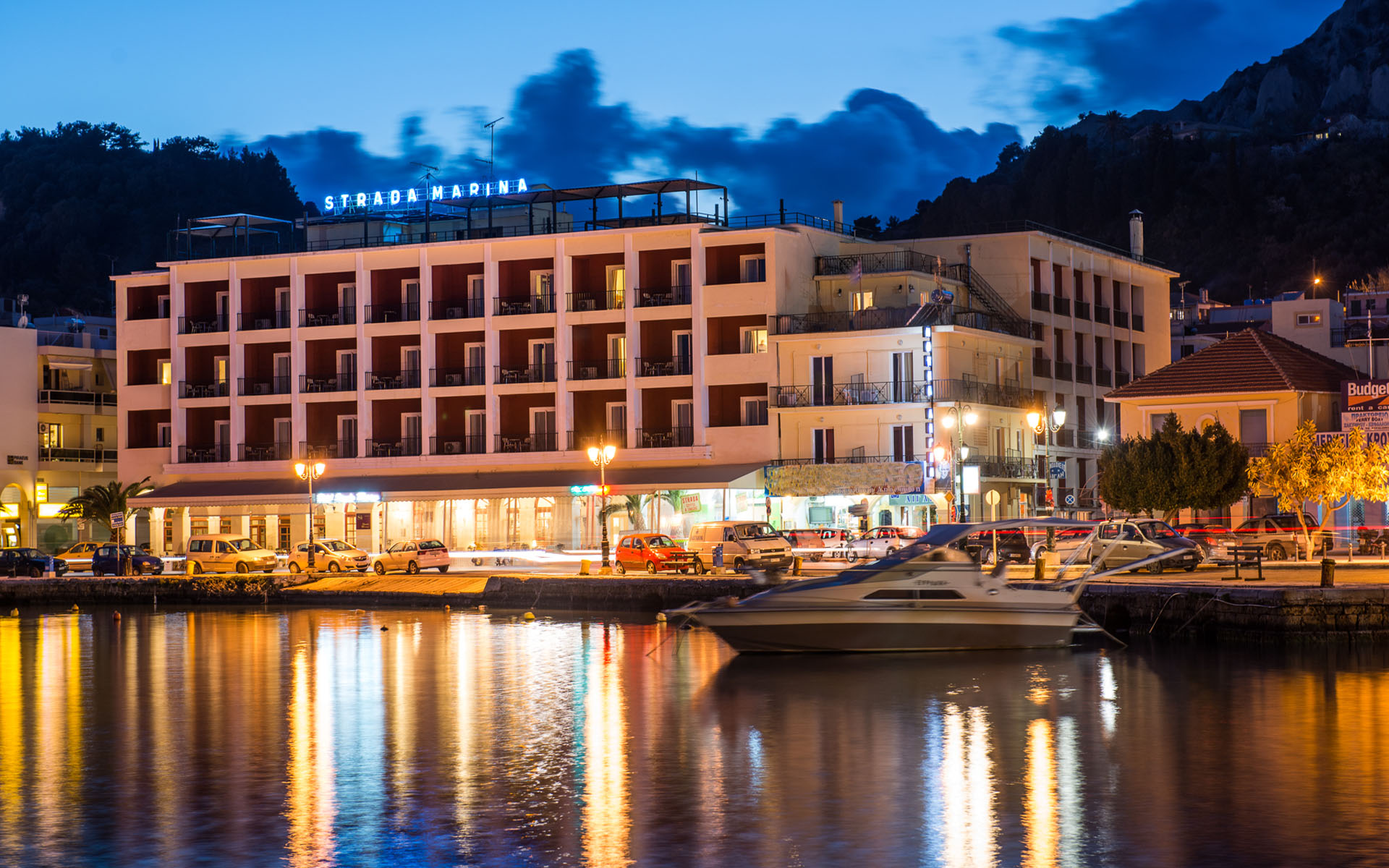 Strada Marina Hotel - izgled objekta spolja nocu.jpg