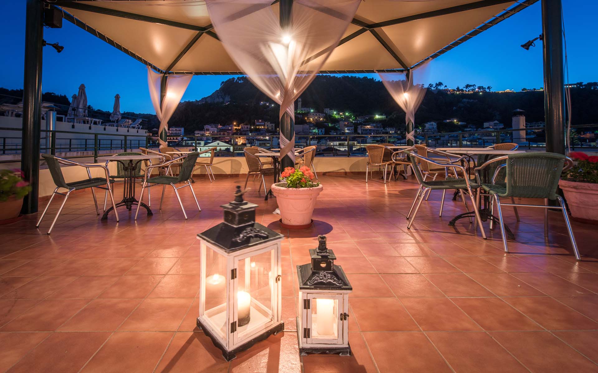 Strada Marina Hotel - pogled ka gradu iz restorana na krovu hotela.jpg