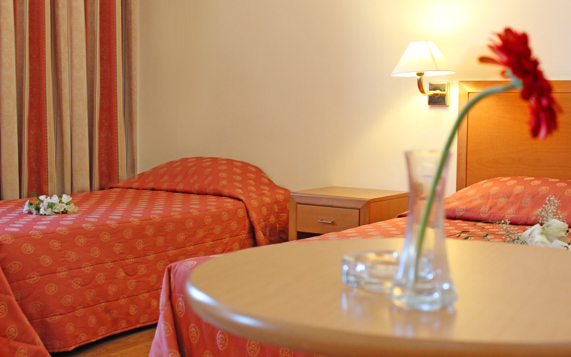 Strada Marina Hotel - pogled ka lezaju.jpg