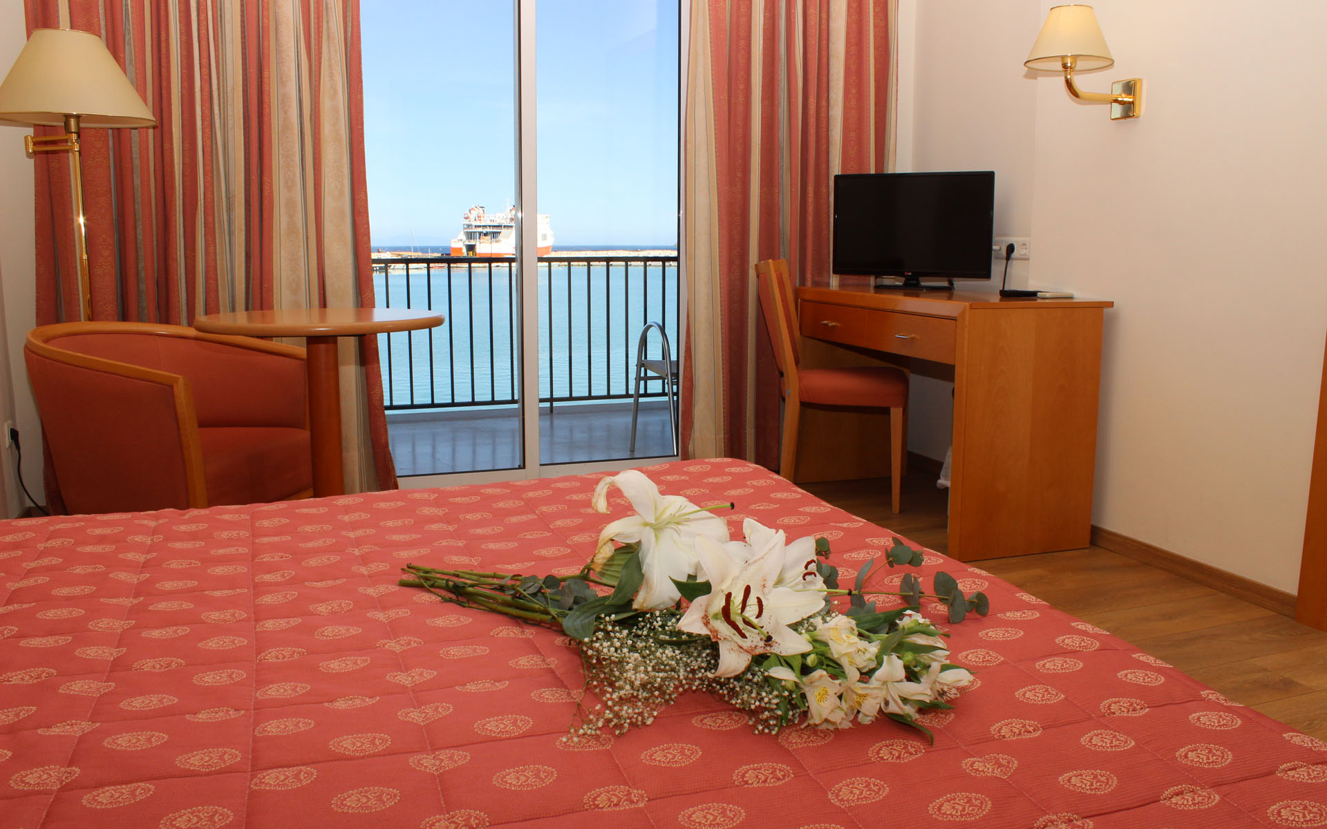 Strada Marina Hotel - pogled ka luci iz sobe.jpg