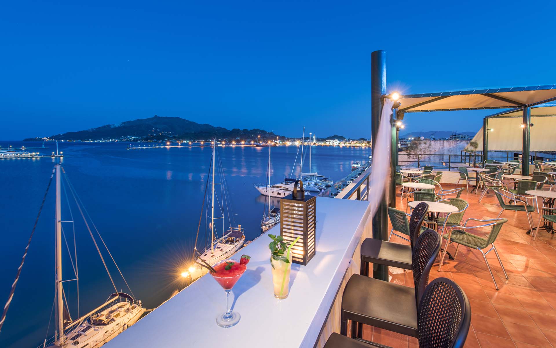 Strada Marina Hotel - pogled na luku sa krova hotela nocu.jpg