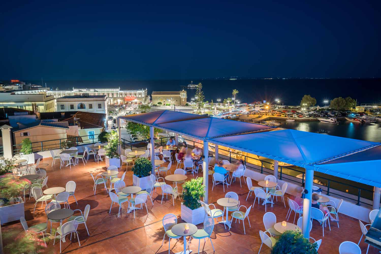 Strada Marina Hotel - pogled na okolinu hotela sa krova nocu.jpg