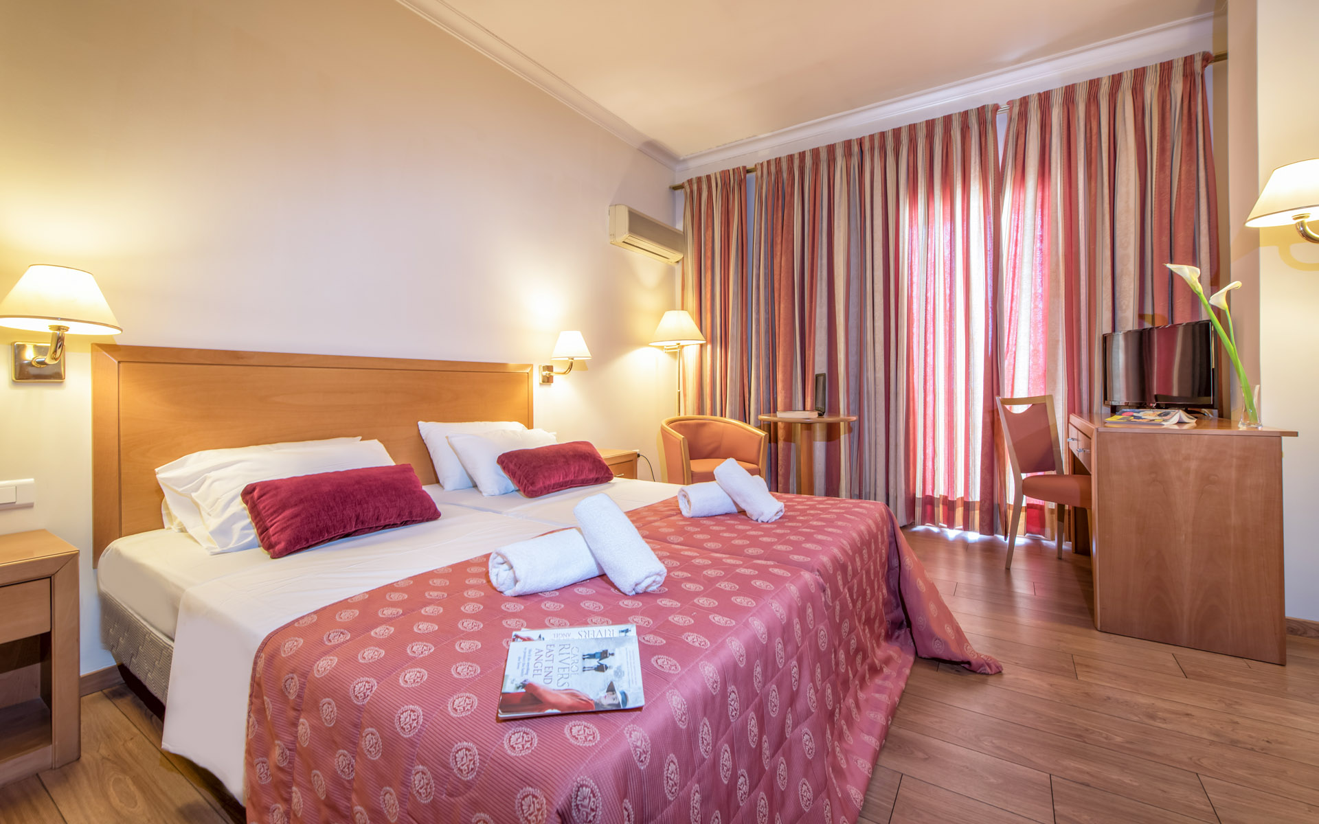 Strada Marina Hotel - soba iz jos jednog ugla.jpg