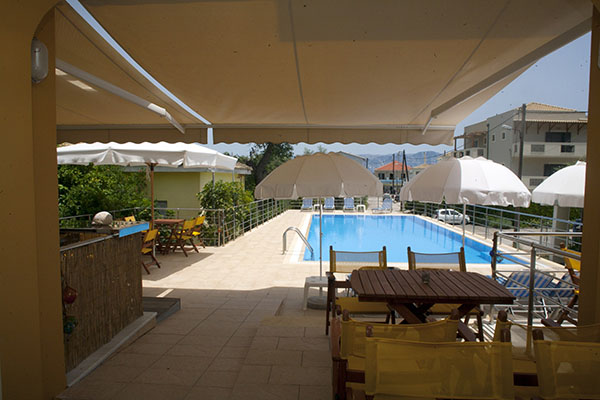 Summertime Inn - pogled na bazen.jpg