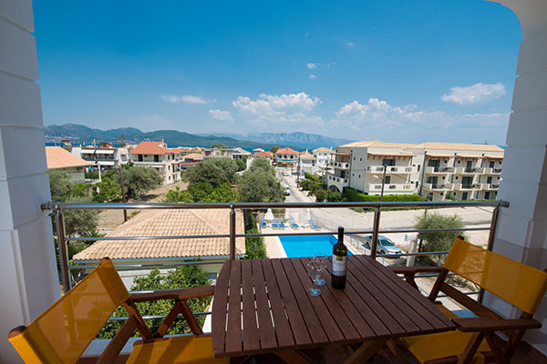 Summertime Inn - pogled sa balkona na mesto.jpg