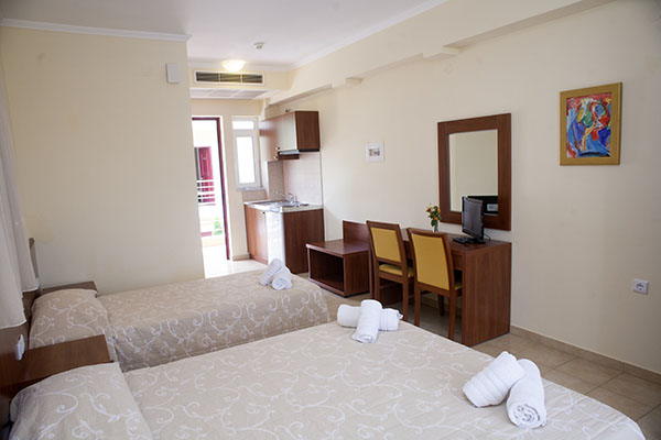 Summertime Inn - soba iz drugog ugla.jpg