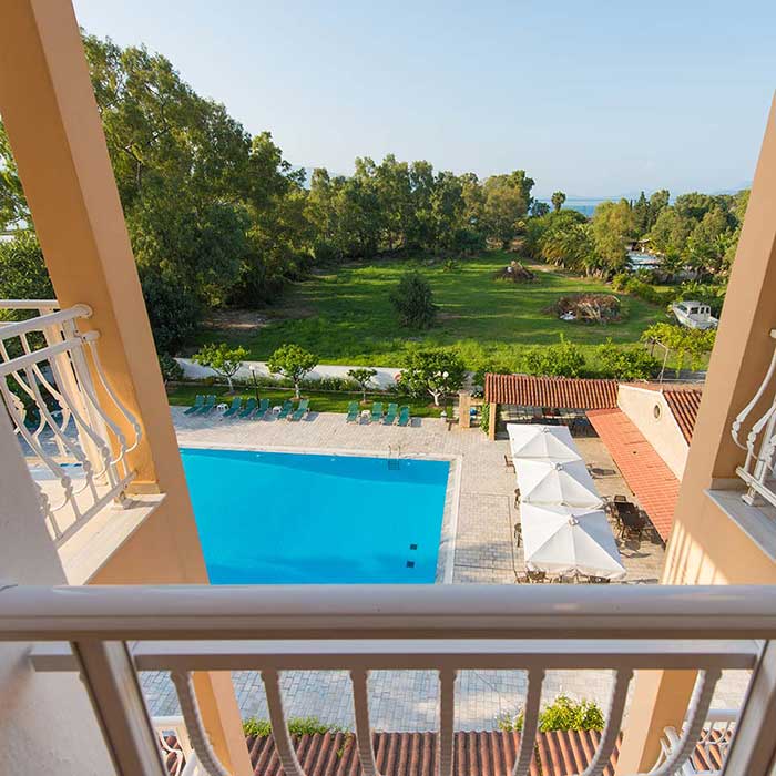 Sunset Hotel - Corfu - pogled sa balkona na bazen i bastu hotela.jpg