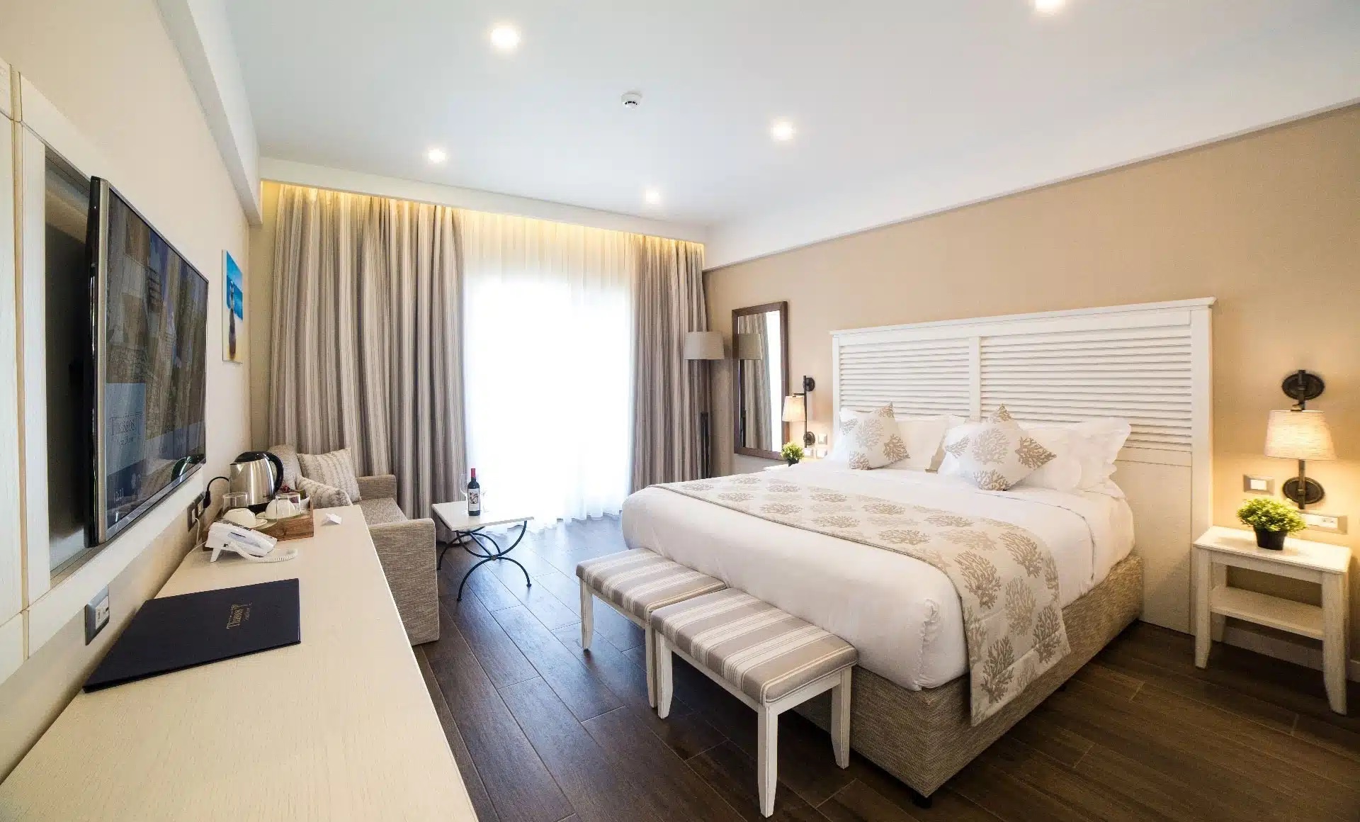 Thassos Grand Resort-Standardna soba bazen.jpg