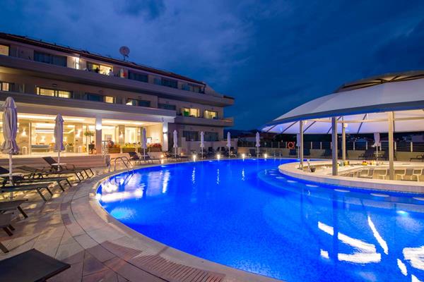 The Dome Luxury Hotel - bar na bezenu noću iz drugog ugla.jpg