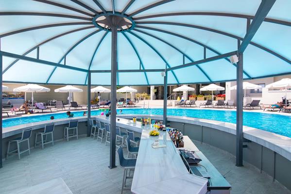 The Dome Luxury Hotel - bar na bezenu.jpg