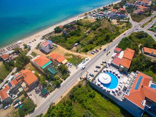 The Dome Luxury Hotel - hotel i plaža iz vazduha.jpg