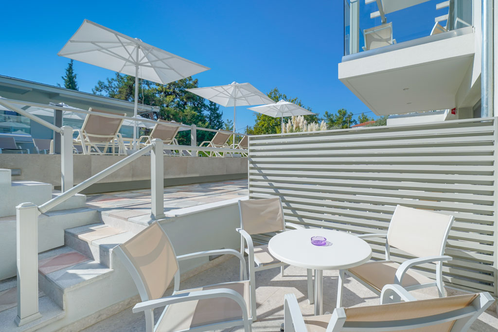 Elegant apartments hotel - balkoni u prizemlju.jpg