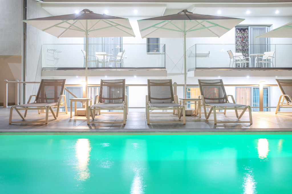 Elegant apartments hotel - ležaljke i suncibrani pored objekta.jpg
