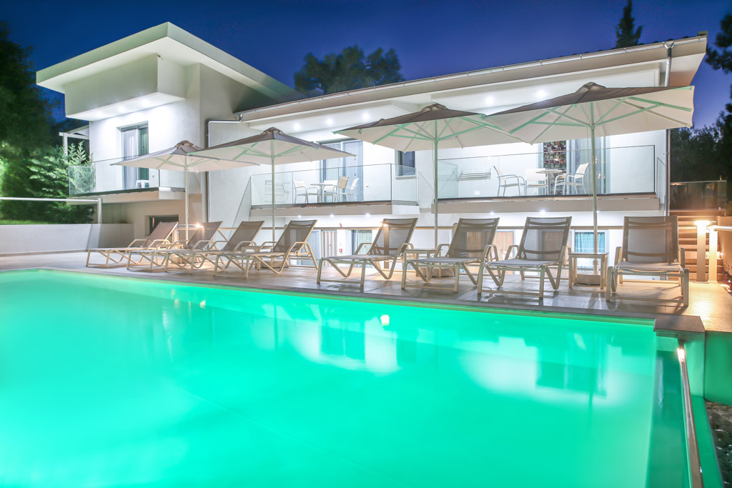 Elegant apartments hotel - ležaljke ispred objekta.jpg