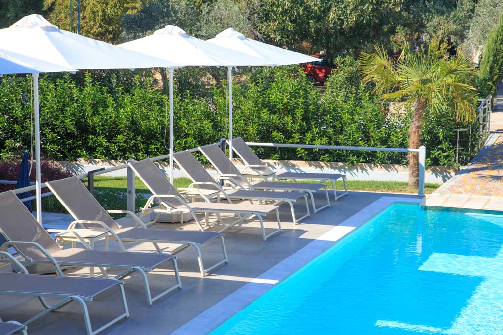 Elegant apartments hotel - pogled na bazen.jpg