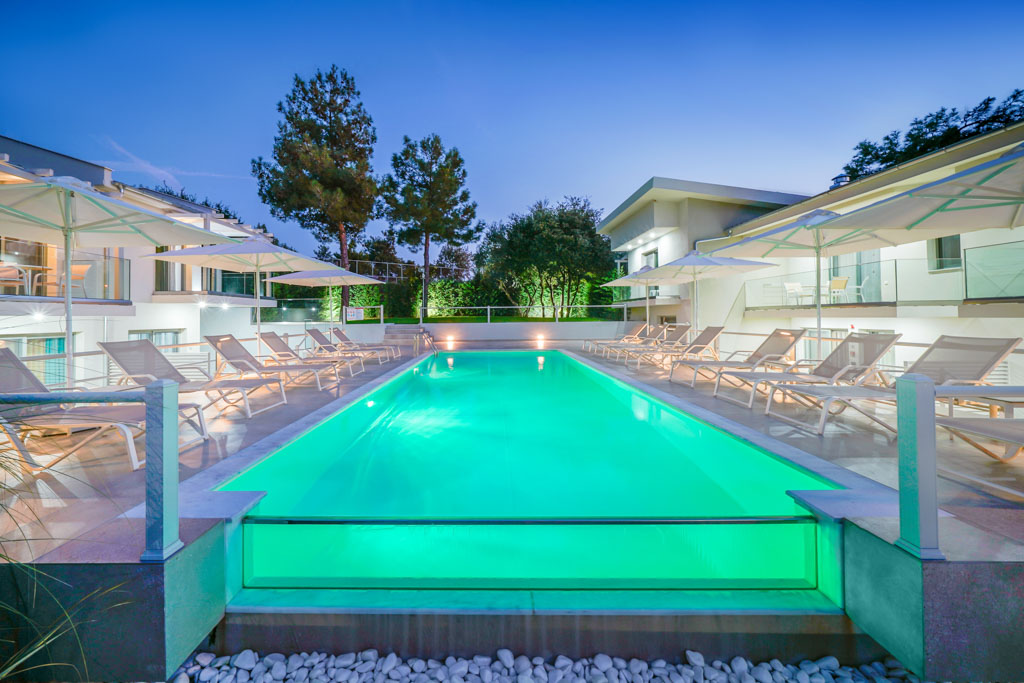 Elegant apartments hotel - pogled na ceo bazen.jpg