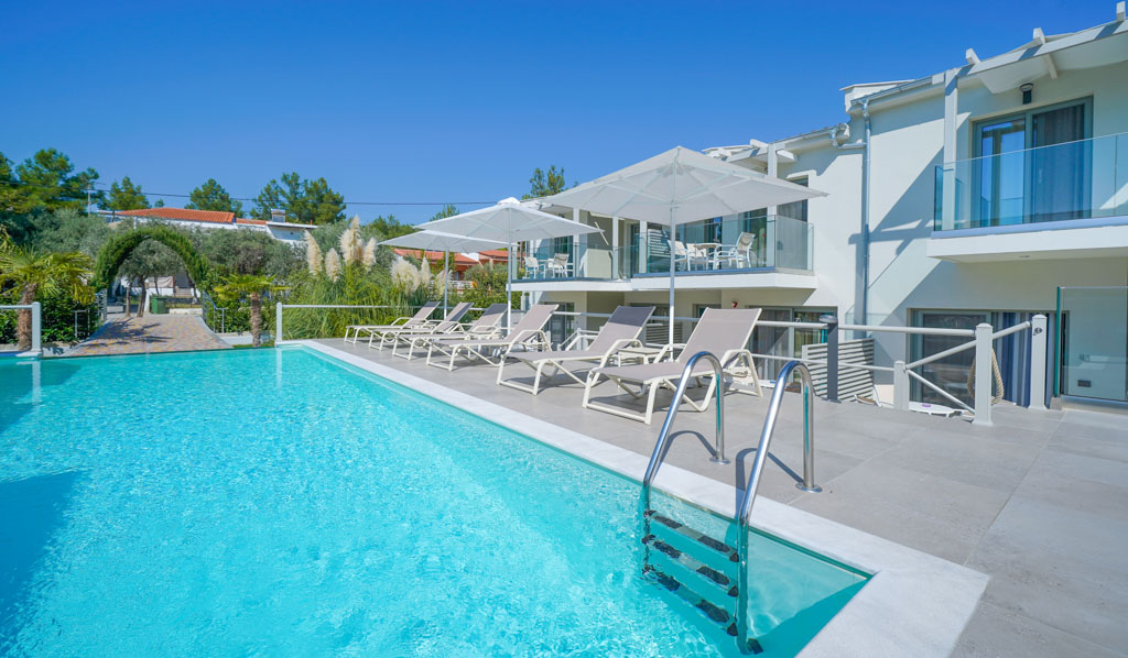 Elegant apartments hotel - ulaz u bazen.jpg
