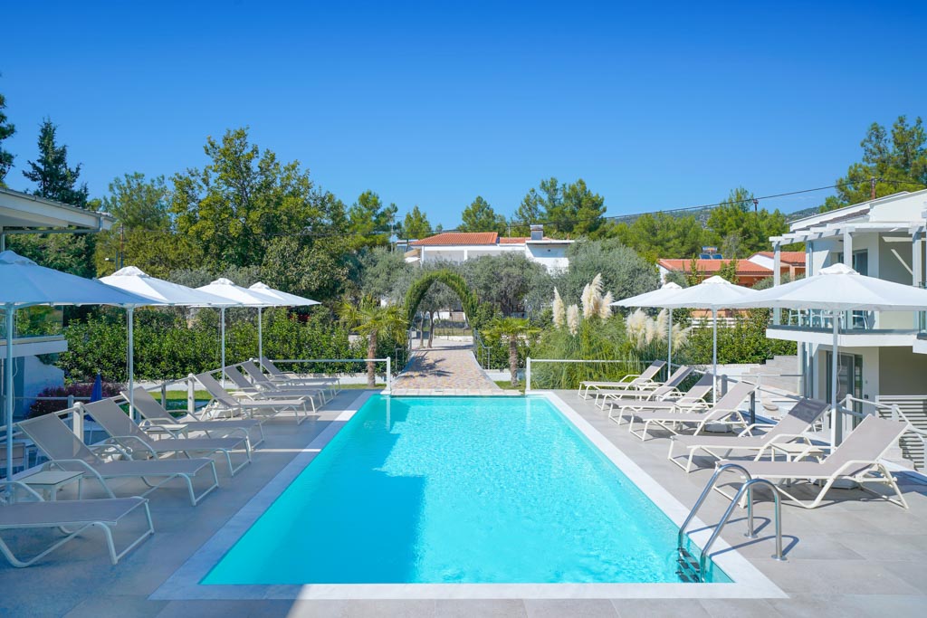 Hotel Elegant Apartments - pogled na ceo bazen.jpg