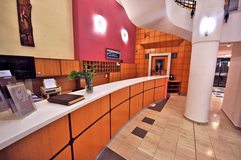 Hotel Angelica Pallace reception.jpg