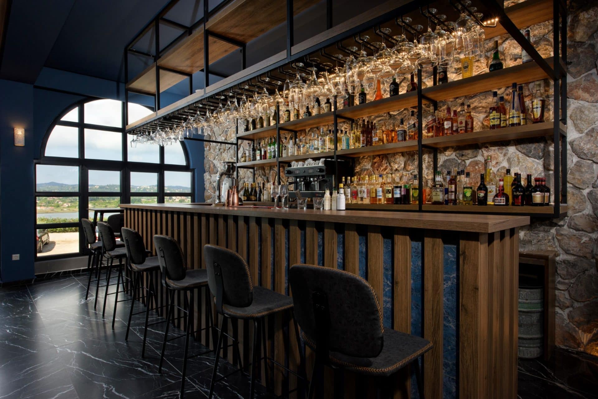 The Royal Grand Hotel - hotelski bar.jpg