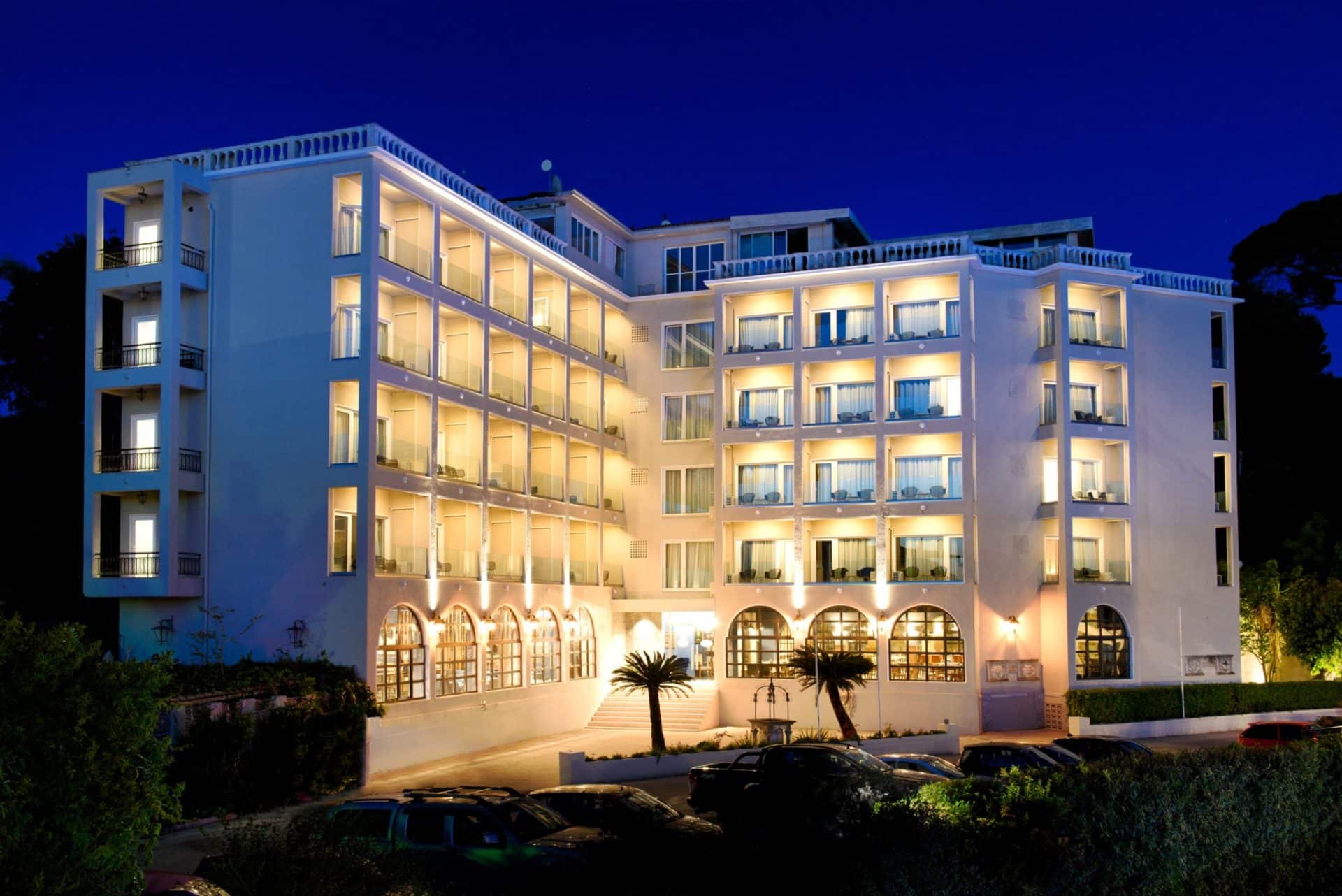 The Royal Grand Hotel - izgled spolja nocu.jpg