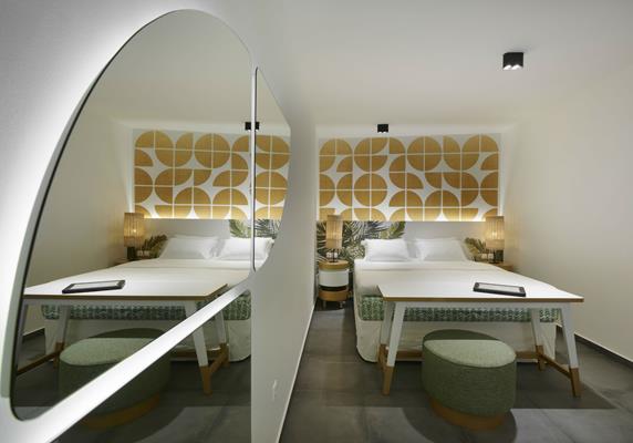 Thomais Boutique hotel - pogled na francuski lezaj.jpg