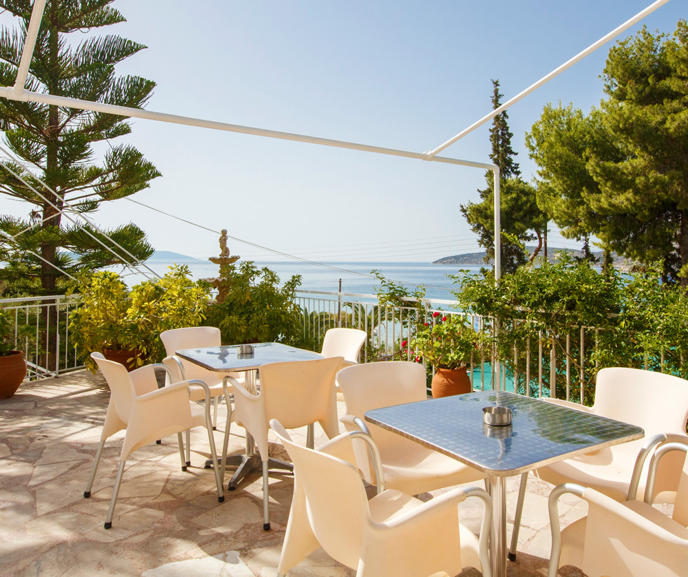 Talon Beach hotel - pogled iz bašte ka moru.jpg