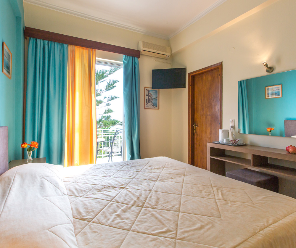 Talon Beach hotel - pogled na francuski ležaj.jpg