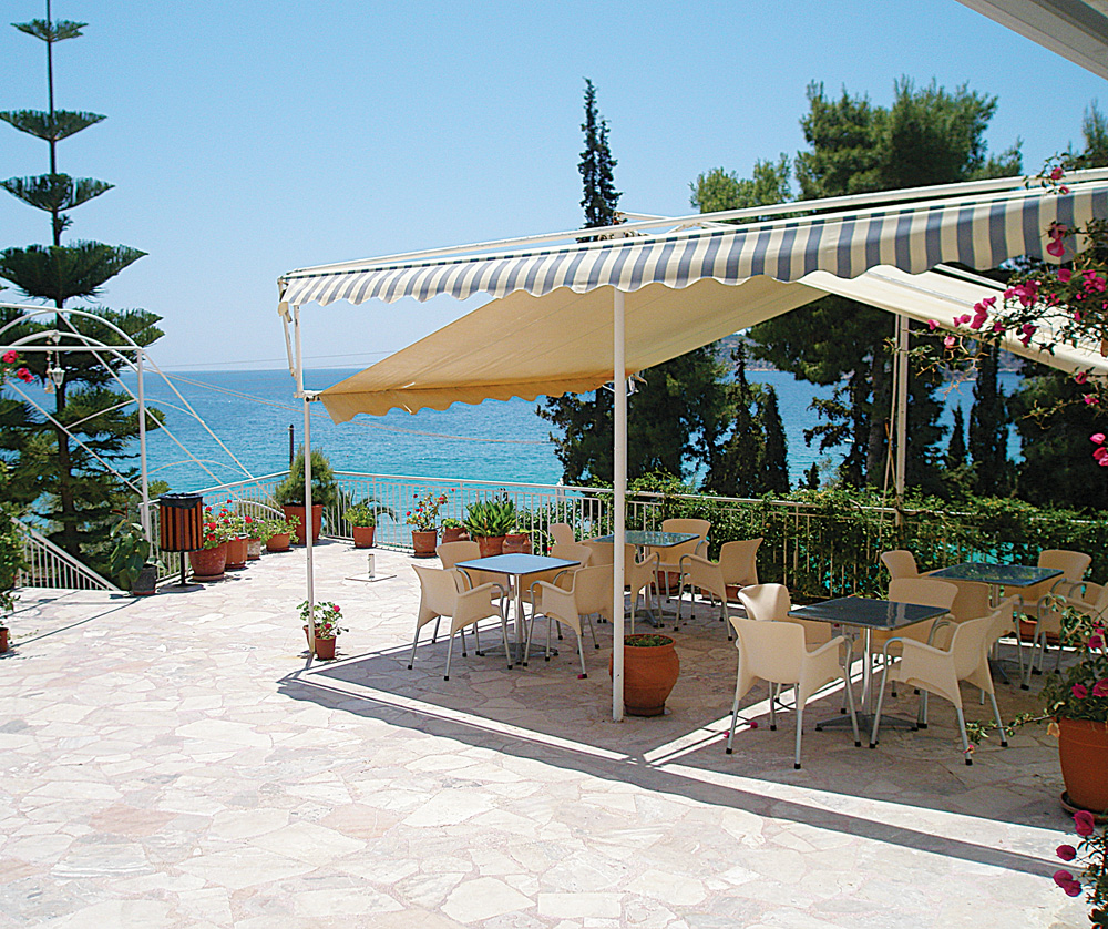 Talon Beach hotel - stolovi u bašti hotela.jpg