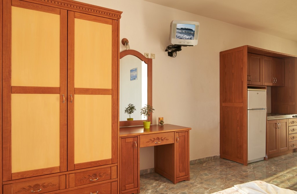 Toroni Blu Sea hotel - Family With Kitchen soba - nameštaj u sobi.jpg