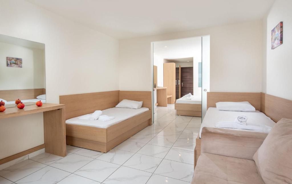 Toroni Blu Sea hotel - Family soba - kreveti za jednu osobu.jpg